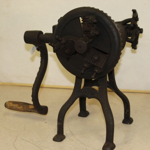 lot 214 image: Bone Cutter - antique  vintage