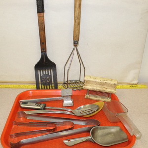 lot 241 image: Kitchen Utensil Lot