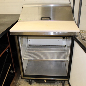 lot 7 image: Refrigerated prep station by True