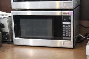 lot 13 image: Microwave Oven