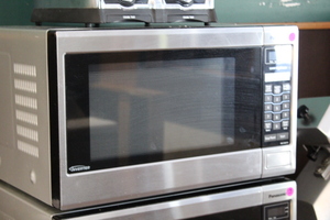 lot 14 image: Microwave Oven