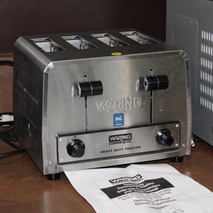 lot 16 image: Commercial 4 slice Bagel toaster by Waring