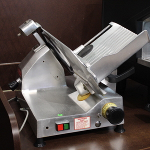 lot 21 image: 12 Deli SLICER by Berkel