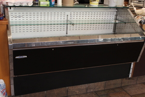 lot 25 image: 6 Air Curtain refrigerated grab-n-go merchandiser by Federal