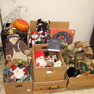 lot 172 image: Decoration Lot