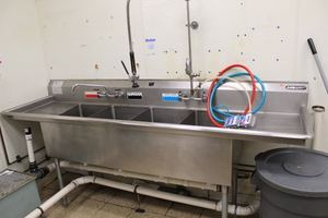 lot 15 image: 4 bay SINK w faucets