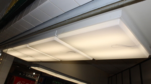 lot 20 image: 2 x 2 Fluorescent Light Fixtures