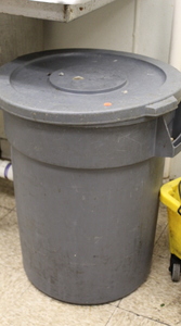 lot 23 image: Garbage Can & Lid