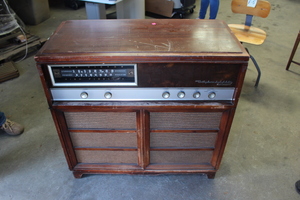 lot 25 image: Vintage RCA Radio and turntable