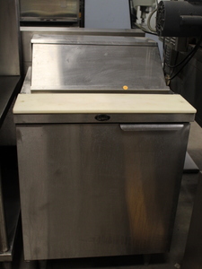 lot 28 image: Refrigerated Prep Station