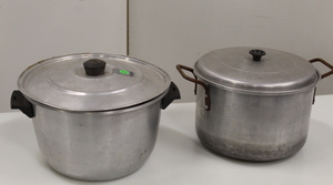 lot 77 image: Kettle Pots w lids - LOT