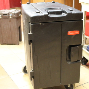 lot 226 image: Insulated Catering Cart by Rubbermaid