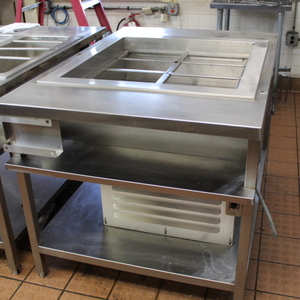 lot 21 image: Cold Well Table