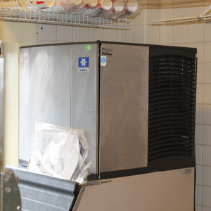 lot 10 image: Ice Machine by Manitowoc