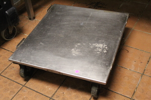 lot 322 image: Metal Rolling Cart