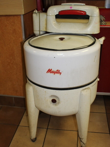 lot 335 image: Ringer Washing Machine