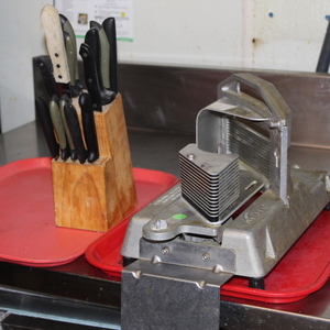 lot 380 image: Tomato Slicer and Knife Set Lot