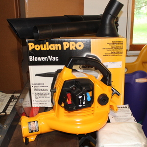 lot 7 image: Poulan PRO Gas BlowerVac