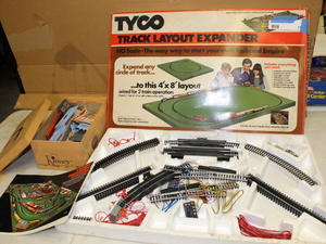 lot 17 image: Tyco Track Layout Expander & Buildings Lot
