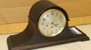 lot 19 image: Mantle Clock