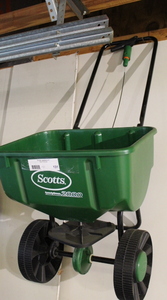 lot 131 image: Lawn Broadcast Spreader