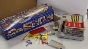 lot 39 image: Hot Wheels Sto & Go Fix & Fill Center