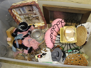 lot 171 image: Decoration Lot