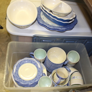 lot 168 image: Pfaltzgraff Dish Set