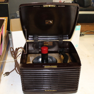 lot 65 image: RCA Victor (Victrola) Record Player