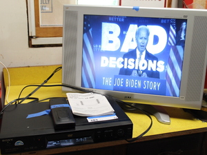 lot 73 image: TV and DVD Player Lot