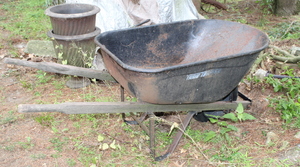 lot 404 image: True Temper Wheelbarrow