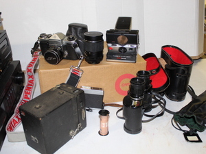 lot 77 image: Vintage Cameras and Binoculars Lot