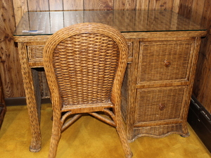 lot 406 image: Wicker Desk and Chair Set