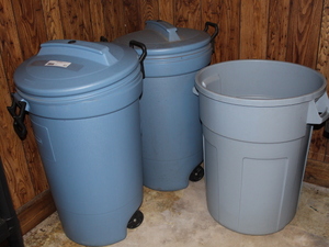 lot 431 image: Trash Cans