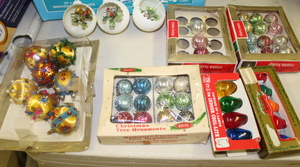 lot 470 image: Small Christmas Balls and Lights Lot