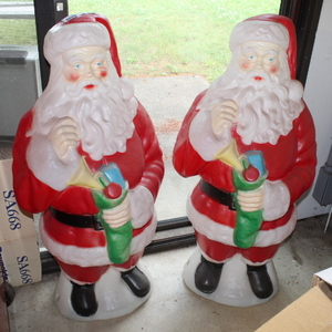 lot 482 image: Lighted Outdoor Plastic Santa Clauses