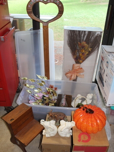 lot 487 image: Decoration Lot