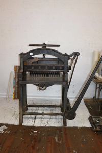 lot 16 image: 30 Guillotine - Standard Machinery (Keystone)