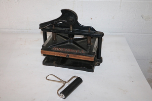 lot 142 image: Speedball Press & Brayer