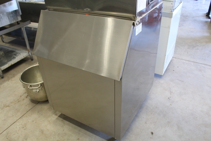 lot 11 image: Ice bin