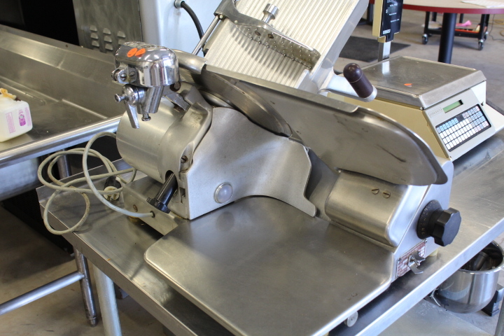 lot 19 image: Globe 12 Slicer