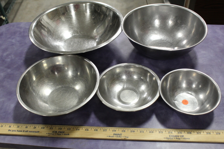 lot 118 image: Mixing Bowl set