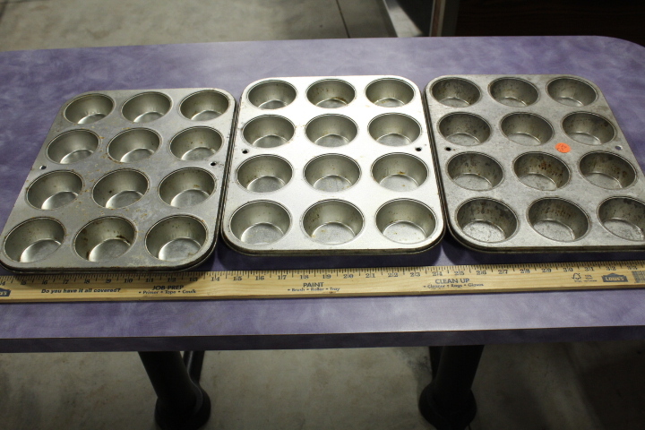 lot 124 image: Cupcake  muffin pans