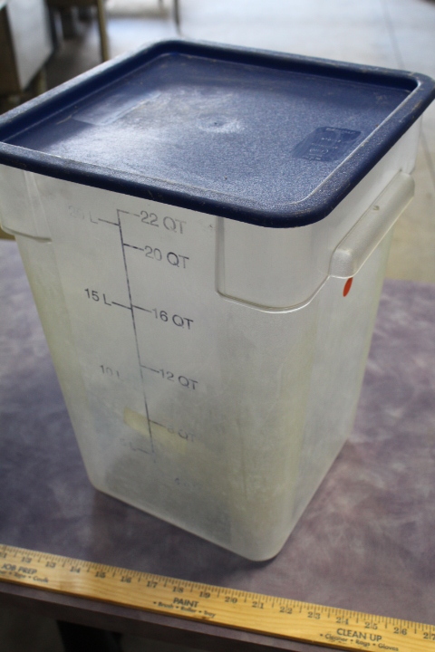 lot 142 image: 22 quart storage container w lid