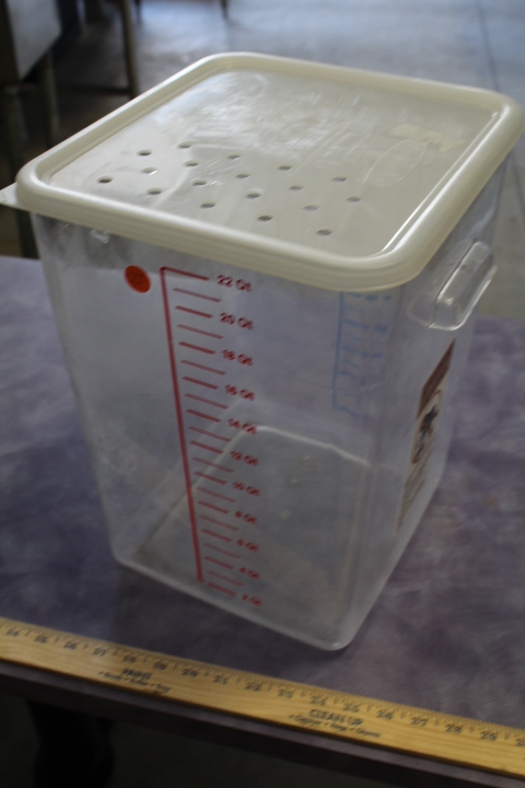 lot 143 image: 22 quart storage container w lid