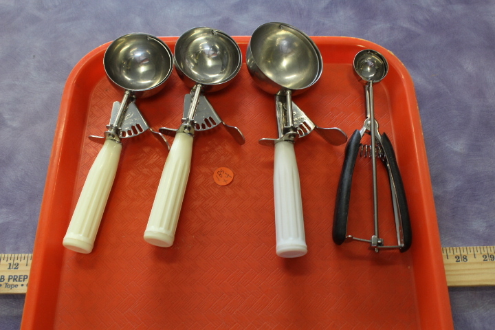lot 185 image: Dishers - scoops