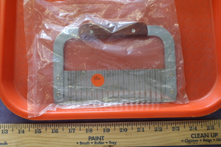 lot 186 image: New wavy cutter  fondant tool