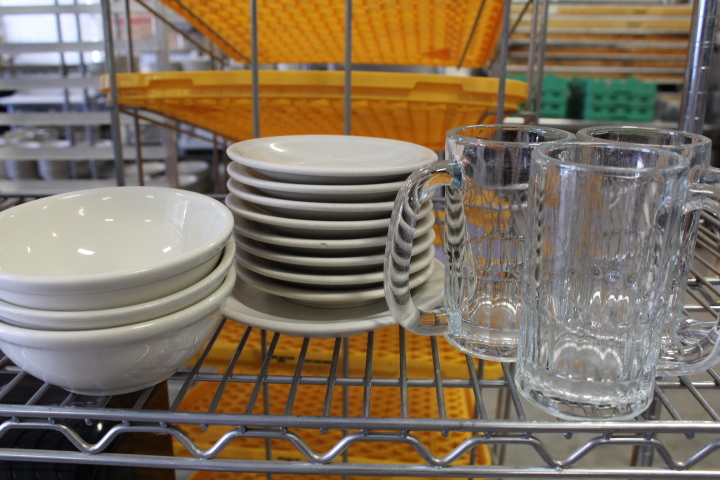 lot 262 image: Dinnerware & mug lot