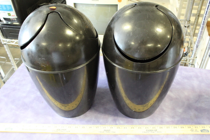 lot 272 image: Trash cans