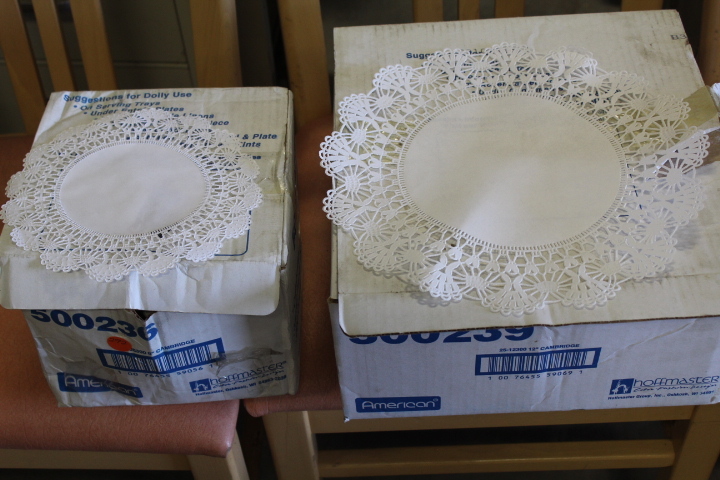 lot 292 image: Doilies